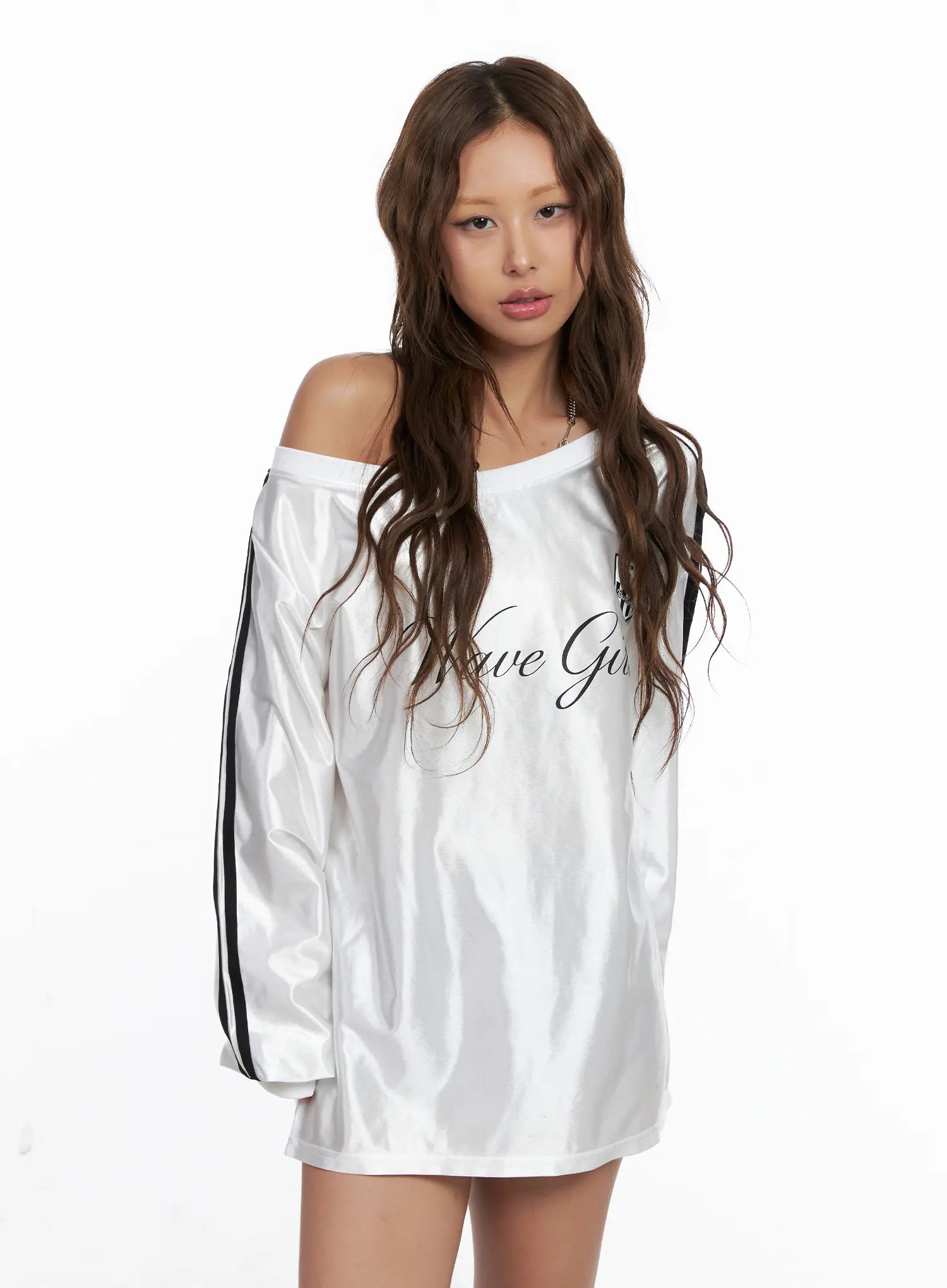 oversized-off-shoulder-graphic-long-sleeve-cs522 / White