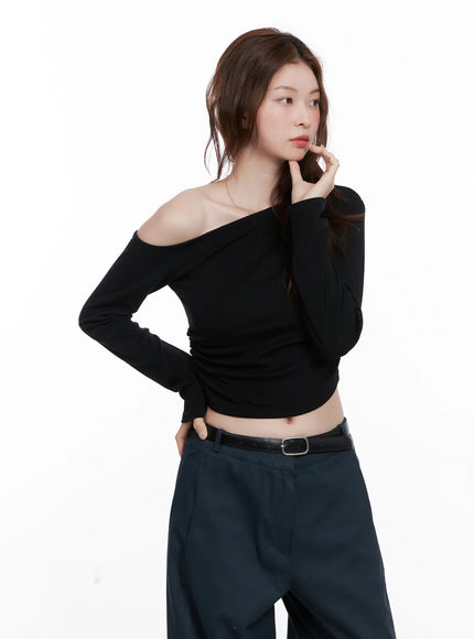 asymmetric-off-shoulder-ruched-top-cg521 / Black