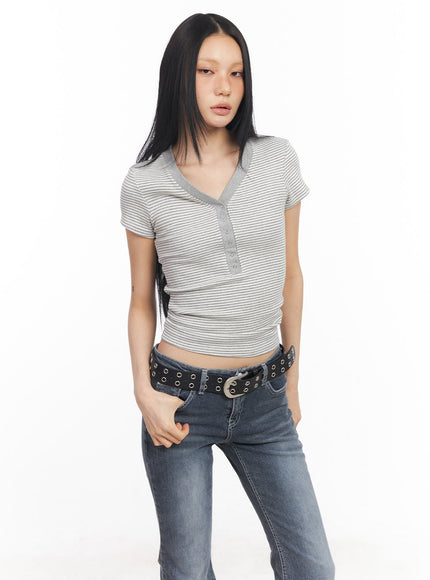 striped-buttoned-v-neck-crop-tee-cy528 / Gray