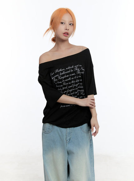 loose-fit-graphic-off-shoulder-tee-cu502 / Black