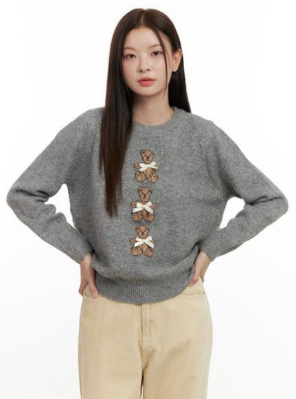 cozy-ribbon-bear-graphic-sweater-on422 / Gray