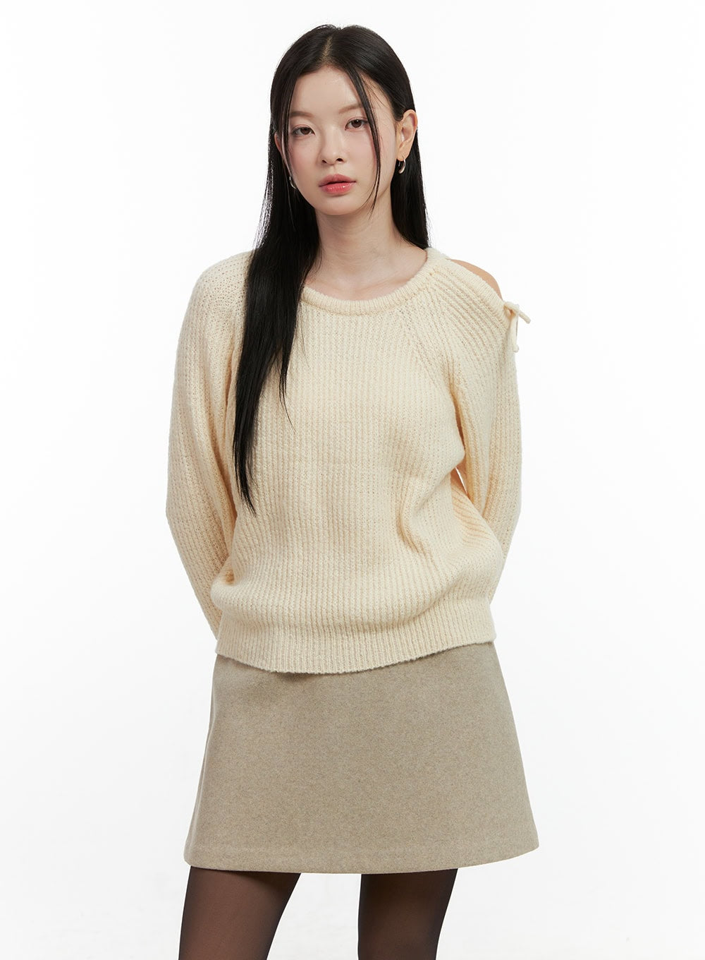 shoulder-cut-out-sweater-on408 / Light beige