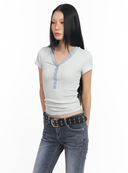 striped-buttoned-v-neck-crop-tee-cy528 / Light blue