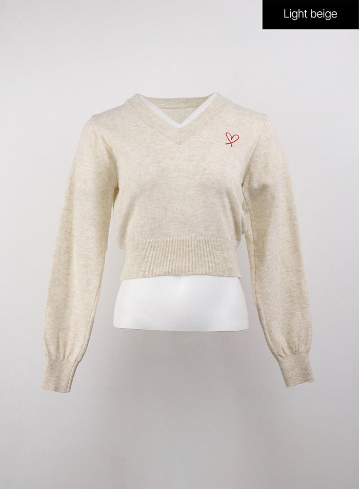 heart-embroidered-v-neck-crop-sweater-oj416 / Light beige
